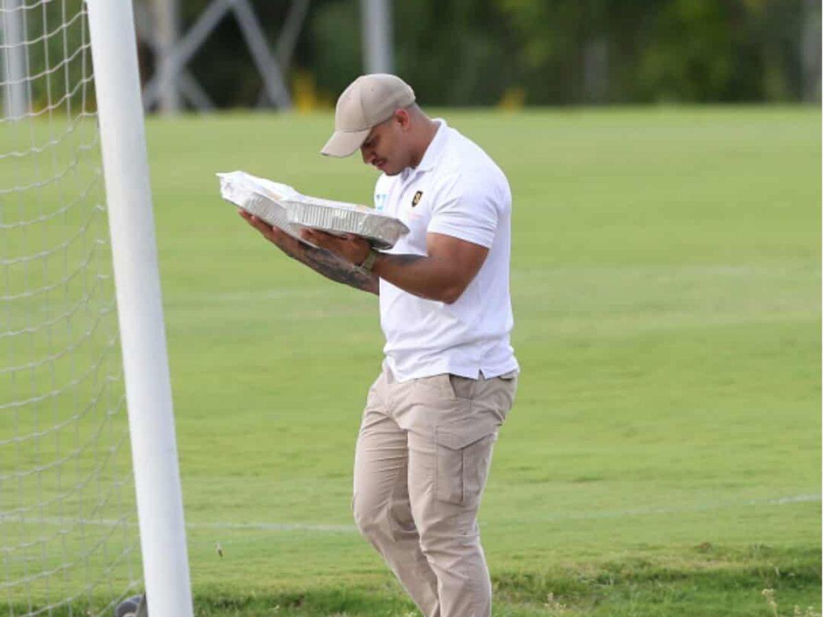 Hermosa bebé le robó el corazón a Alexy Vega y ambientazo en el CAR: Así fue el último entreno de la Selección de Honduras