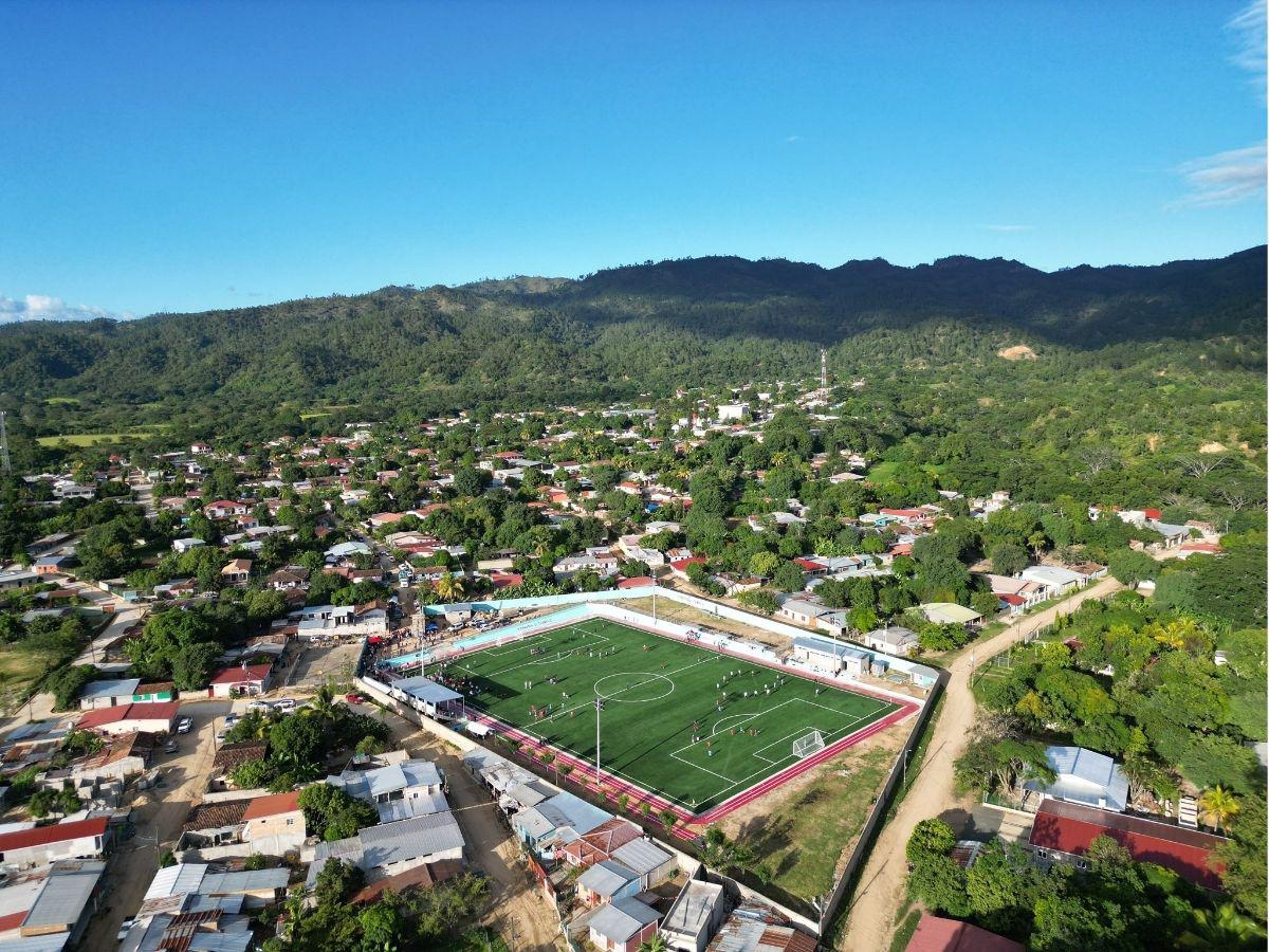 ¡Con leyendas! Condepor inaugura cancha sintética en reconocido municipio de Francisco Morazán