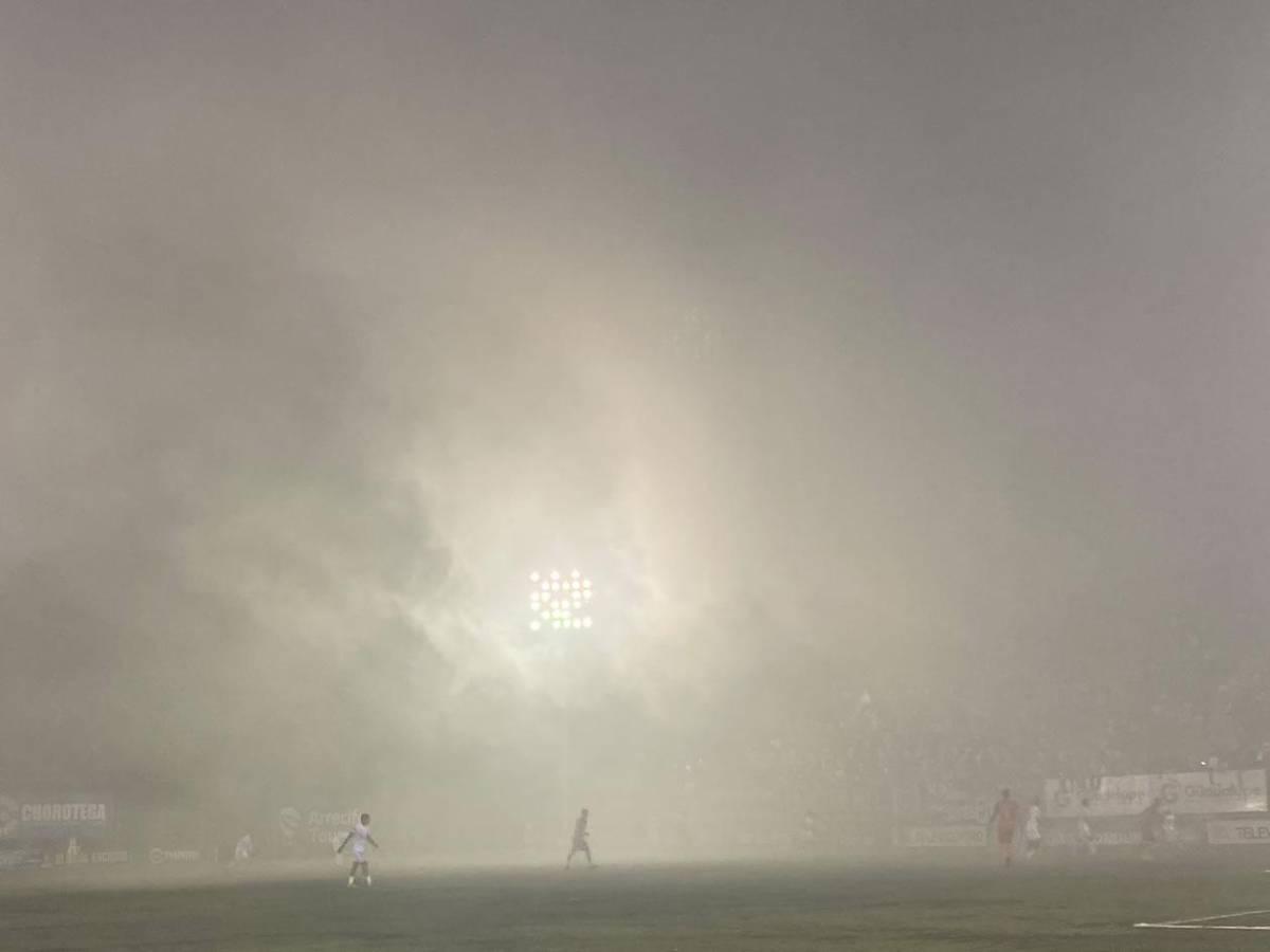 La polémica jugada de Olimpia que reclama Patón, diluvios en los estadios y las bellas modelos que se mojaron en Choluteca