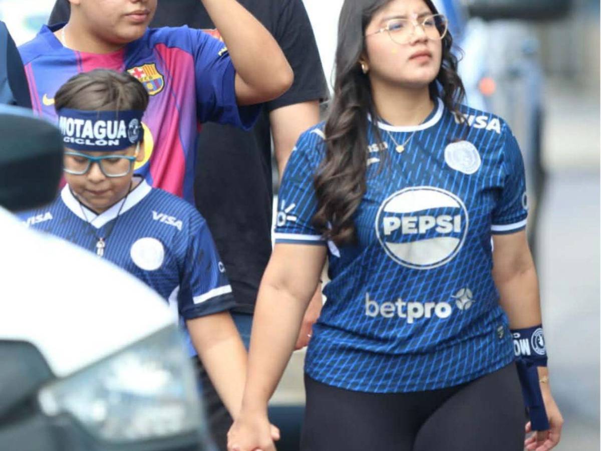 Barbie Policía robó suspiros: Las chicas del Motagua causan furor en la gran final