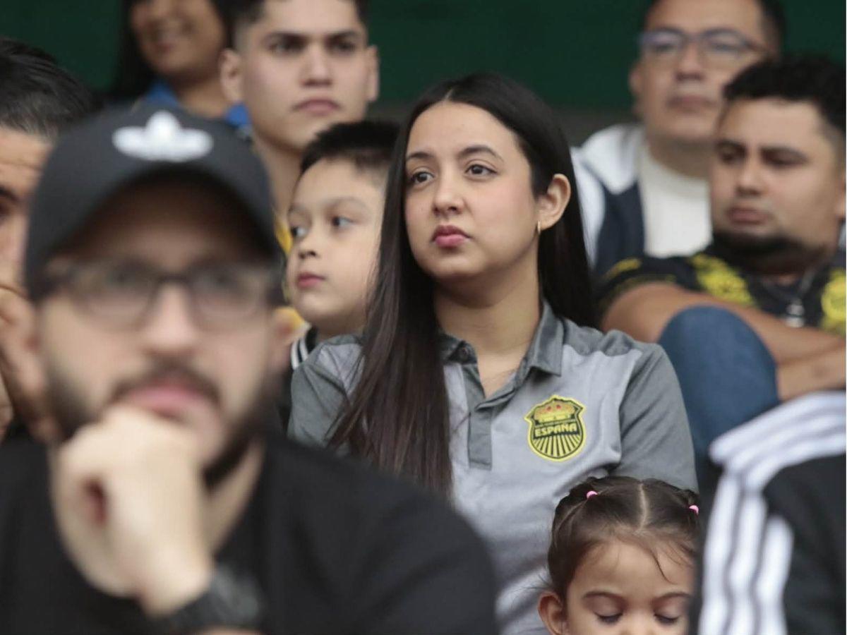 Zafarrancho entre Real España-Motagua, chica del ciclón enamora, argentino sorprende y el frío se apoderó en el Morazán