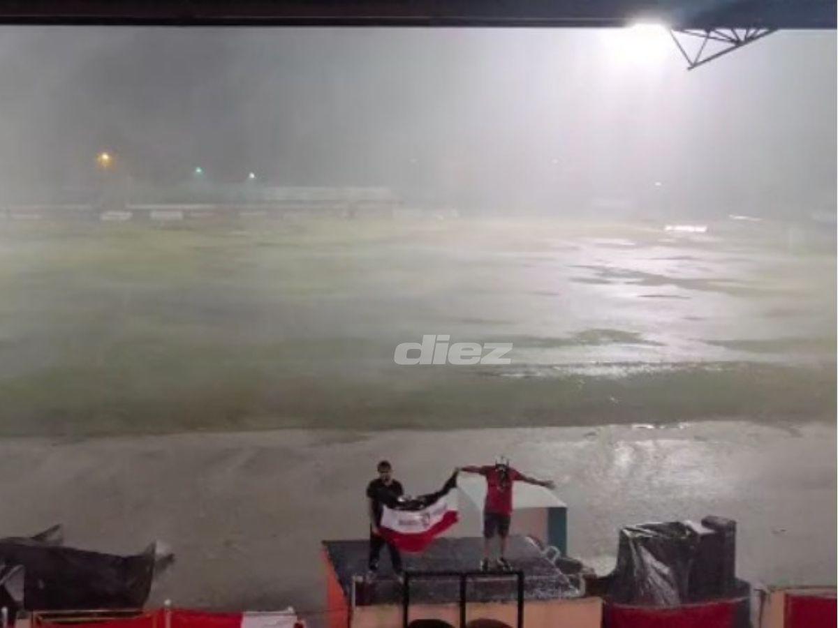 La lluvia azotó la finalísima en Siguatepeque: los locos del Independiente bajo el agua y la cancha parecía río
