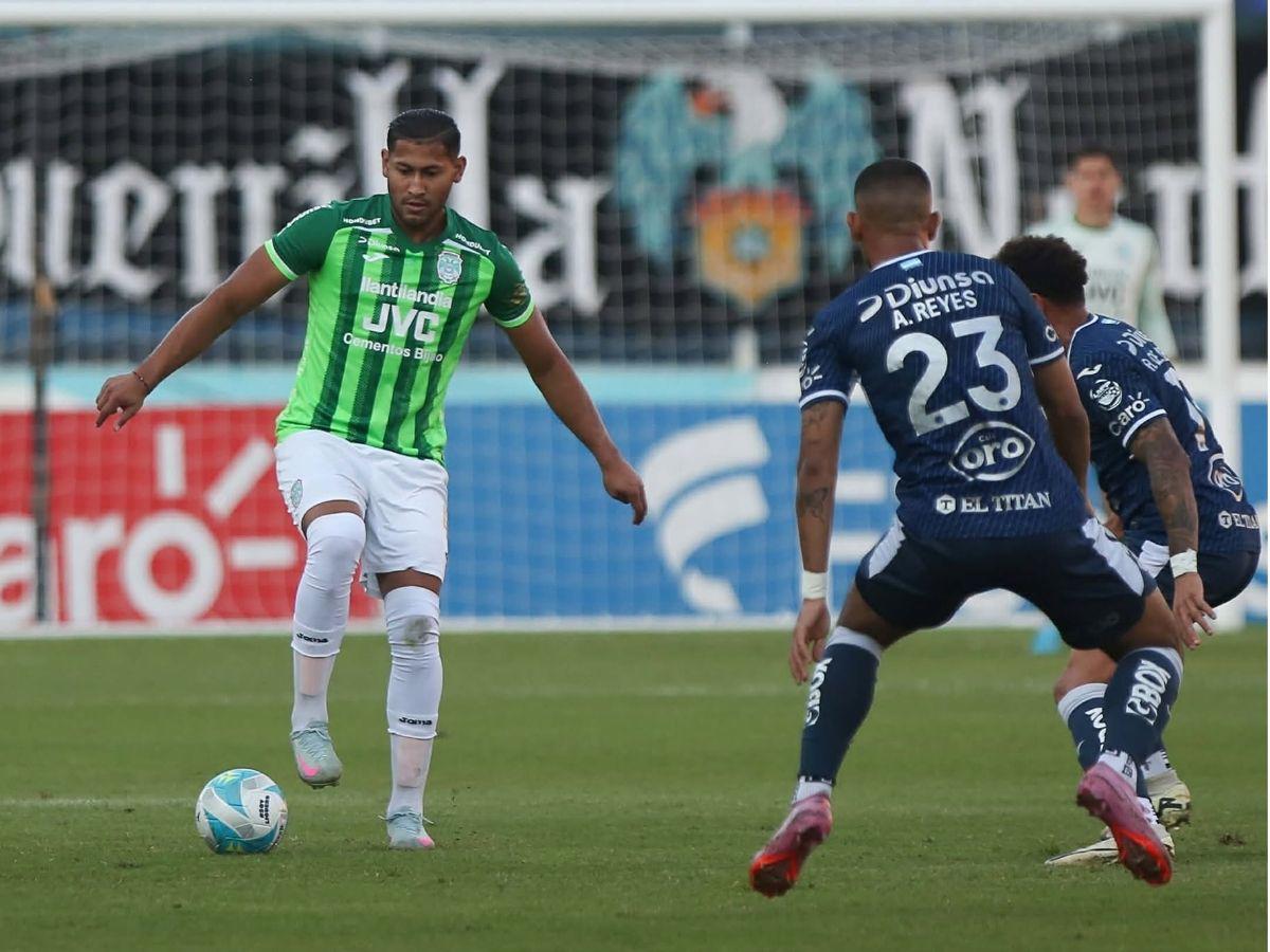 ¡Golpes y heridos! Así fue el zafarrancho de la barra del Motagua en sol norte del Estadio Nacional
