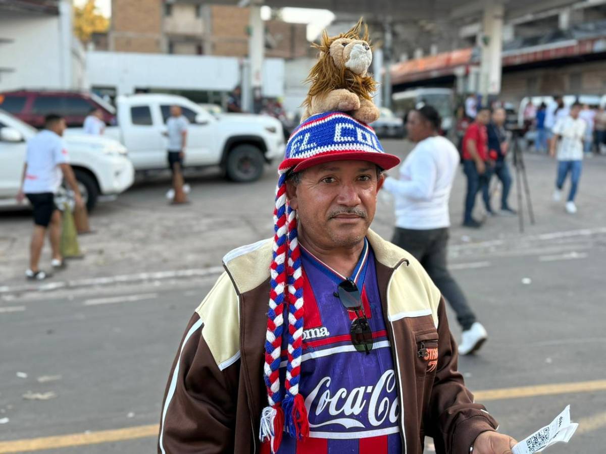 Aficionada se lleva las miradas, lindas fanáticas y la camisa que todos valoran en el Olimpia vs Alajuelense