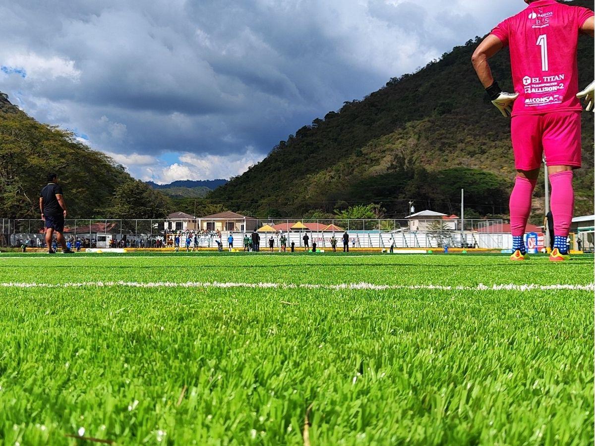 ¡Una mesa de billar! Las fotos que dejó el histórico choque Juticalpa-Génesis en el Estadio Óscar Peralta de Olancho