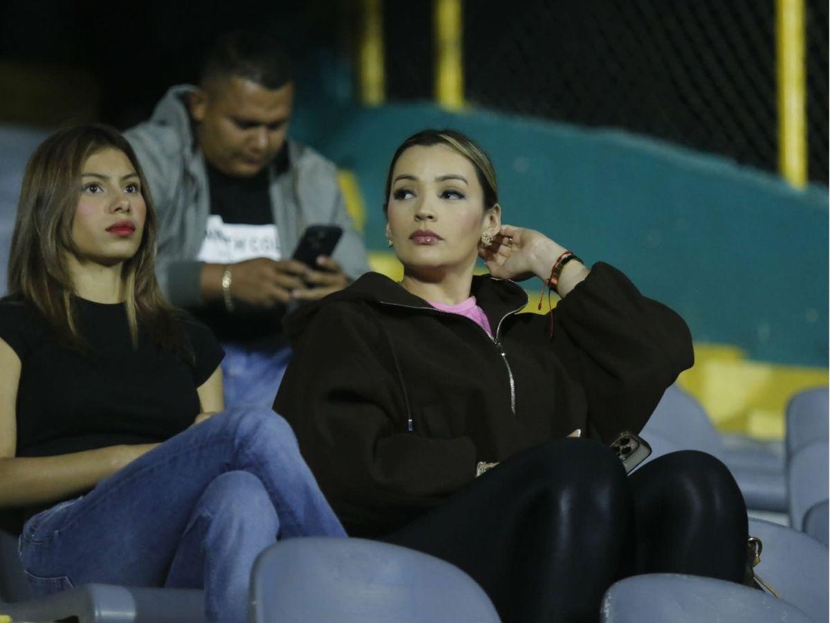 Bronca de aficionados con jugador de Real España afuera del Estadio Morazán y futbolistas aurinegros rompen en llanto