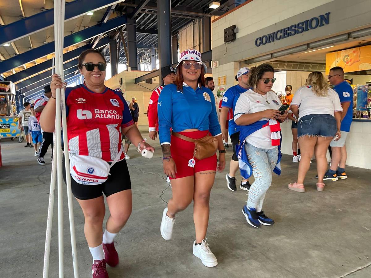 Bellas aficionadas de Olimpia en Virginia Beach, locura de la Ultra Fiel y los curiosos salvadoreños en amistoso “Merengue” ante Águila