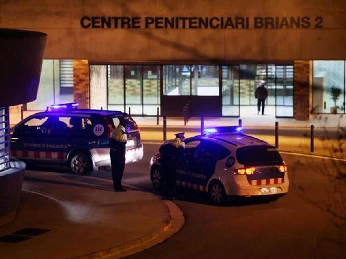 Un mes tras la rejas: la vida de Dani Alves en la cárcel, lo que ha pedido para su celda y le compra comida a los otros reclusos