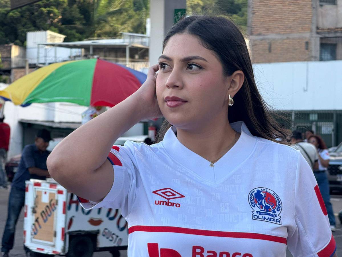 ¿Quién es la chica de la hermosa sonrisas? Hermosas aficionadas engalanan el Olimpia vs Alajuelense por Copa Centroamericana 2025