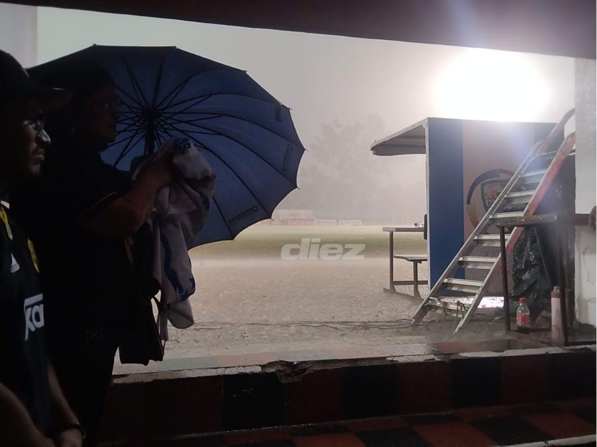 La lluvia azotó la finalísima en Siguatepeque: los locos del Independiente bajo el agua y la cancha parecía río