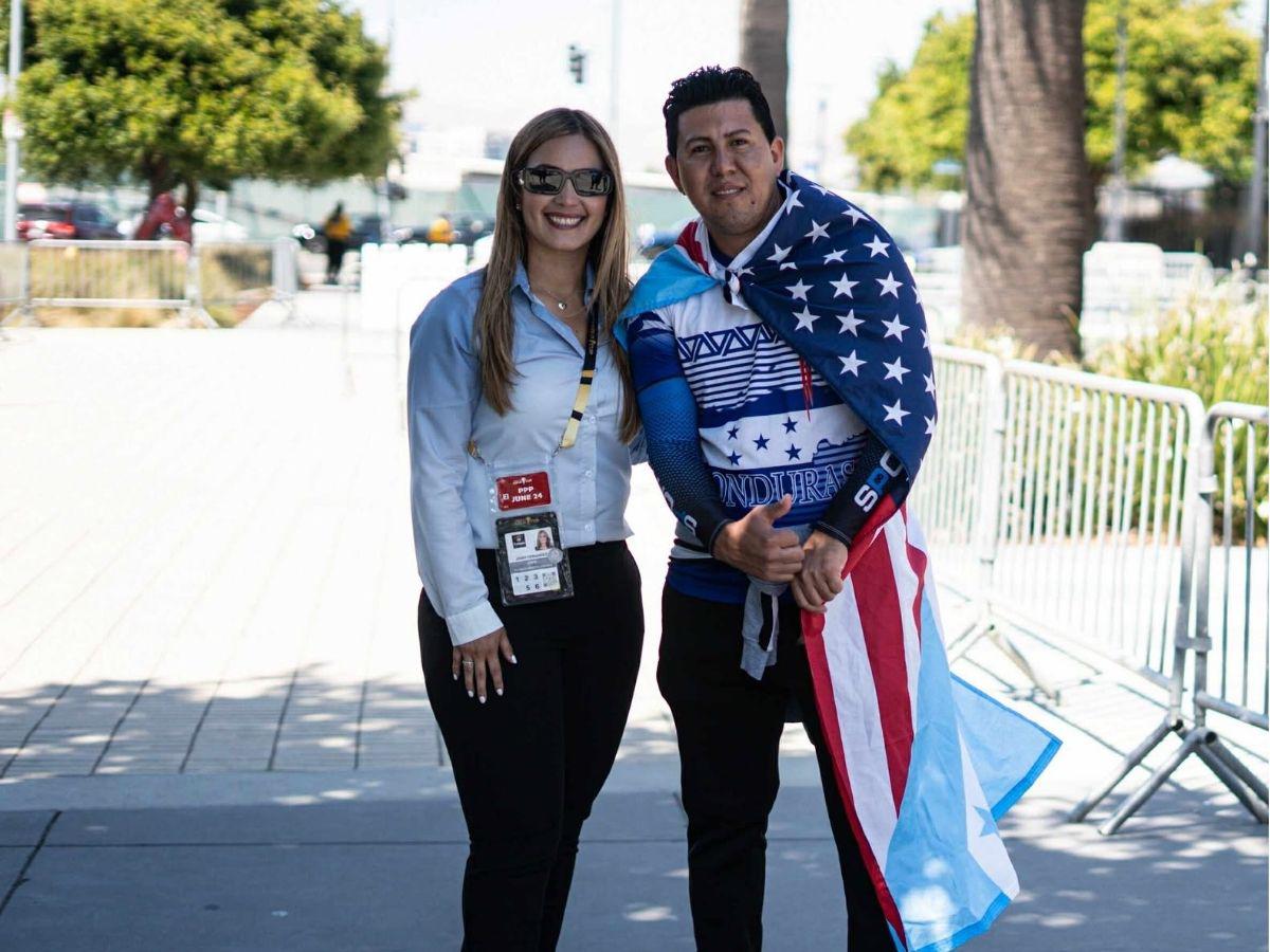 Carrazo con la bandera de Honduras, la loca pancarta, el gringo-catracho, Real España presente y la fiesta en California