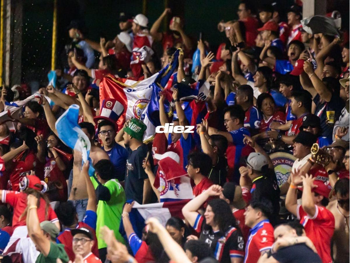 Amargura en Real España, el impresionante tifo, curioso beso que nadie vio y la locura de los hinchas del Xelajú