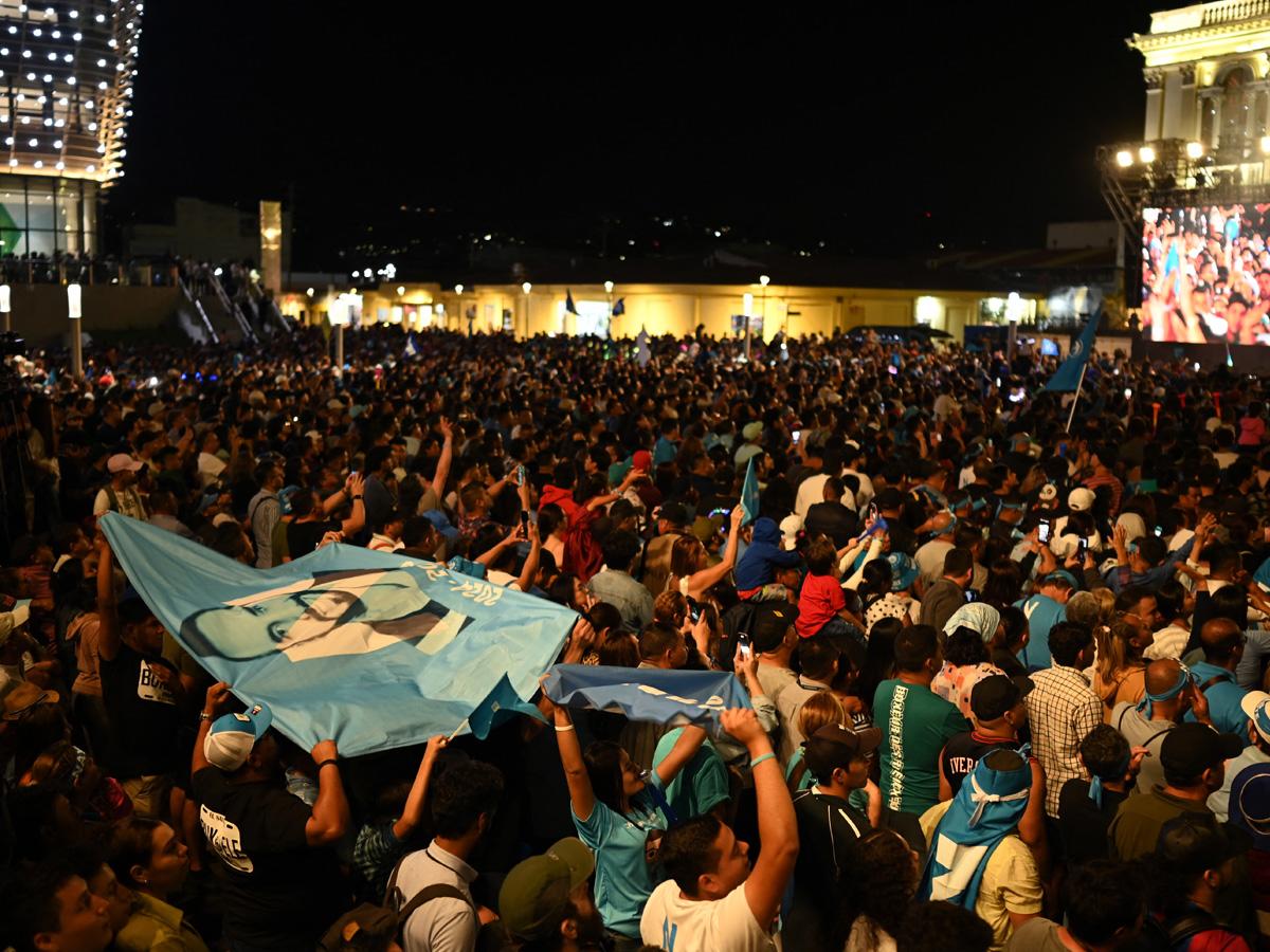 El pueblo salvadoreño se volcó a las calles para festejar el triunfo junto al presidente que les devolvió la paz y tranquilidad en los últimos años.