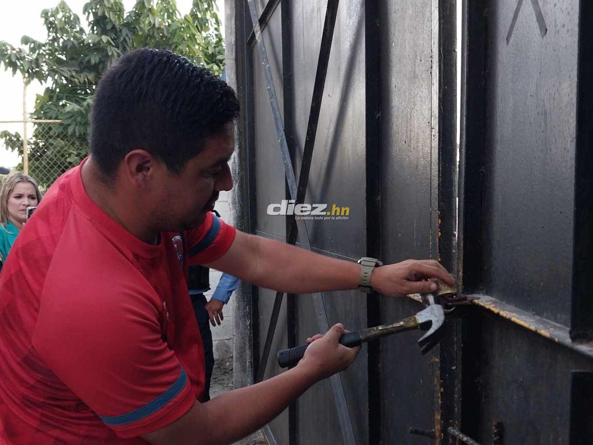 Los encargados de logística de Olimpia tuvieron que romper el candado con un martillo. FOTOS: Neptalí Romero | Héctor Edú.