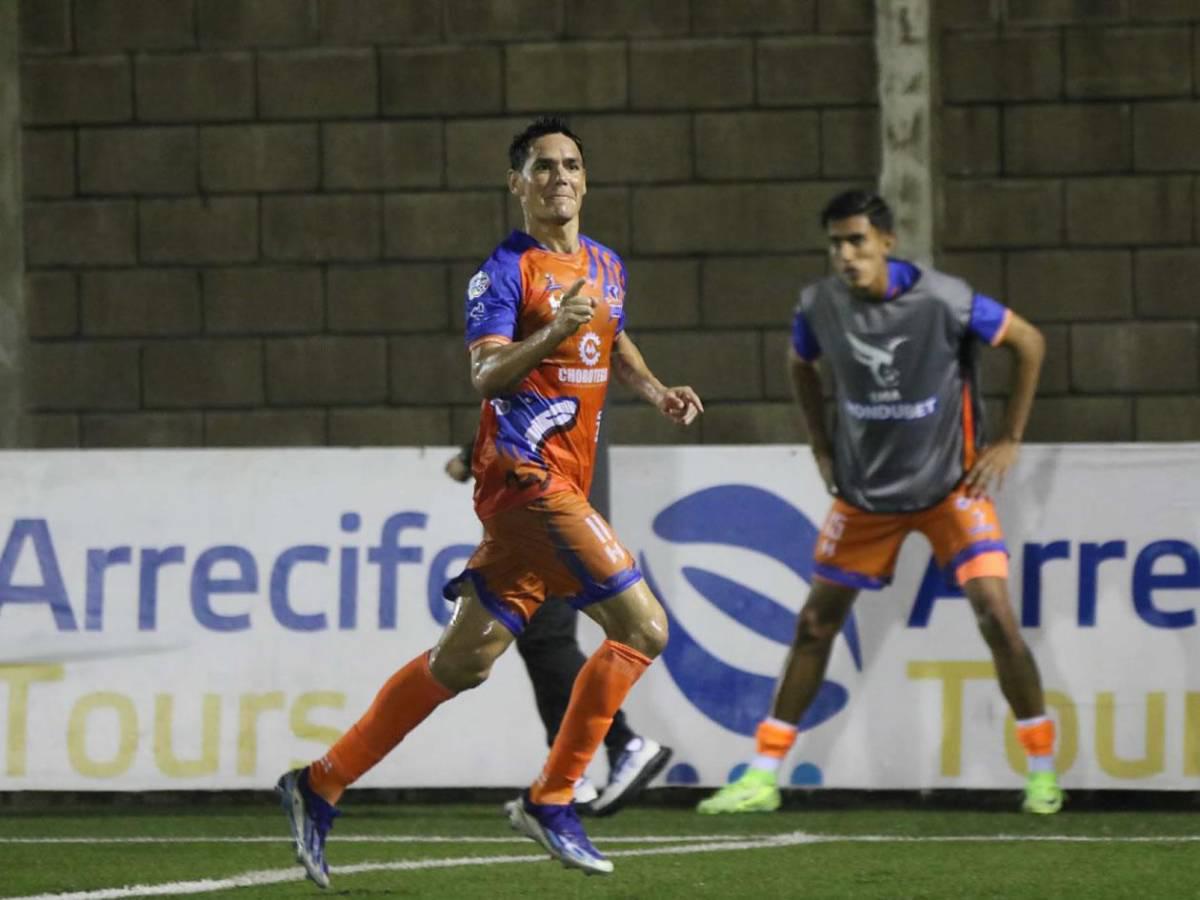 La polémica jugada de Olimpia que reclama Patón, diluvios en los estadios y las bellas modelos que se mojaron en Choluteca