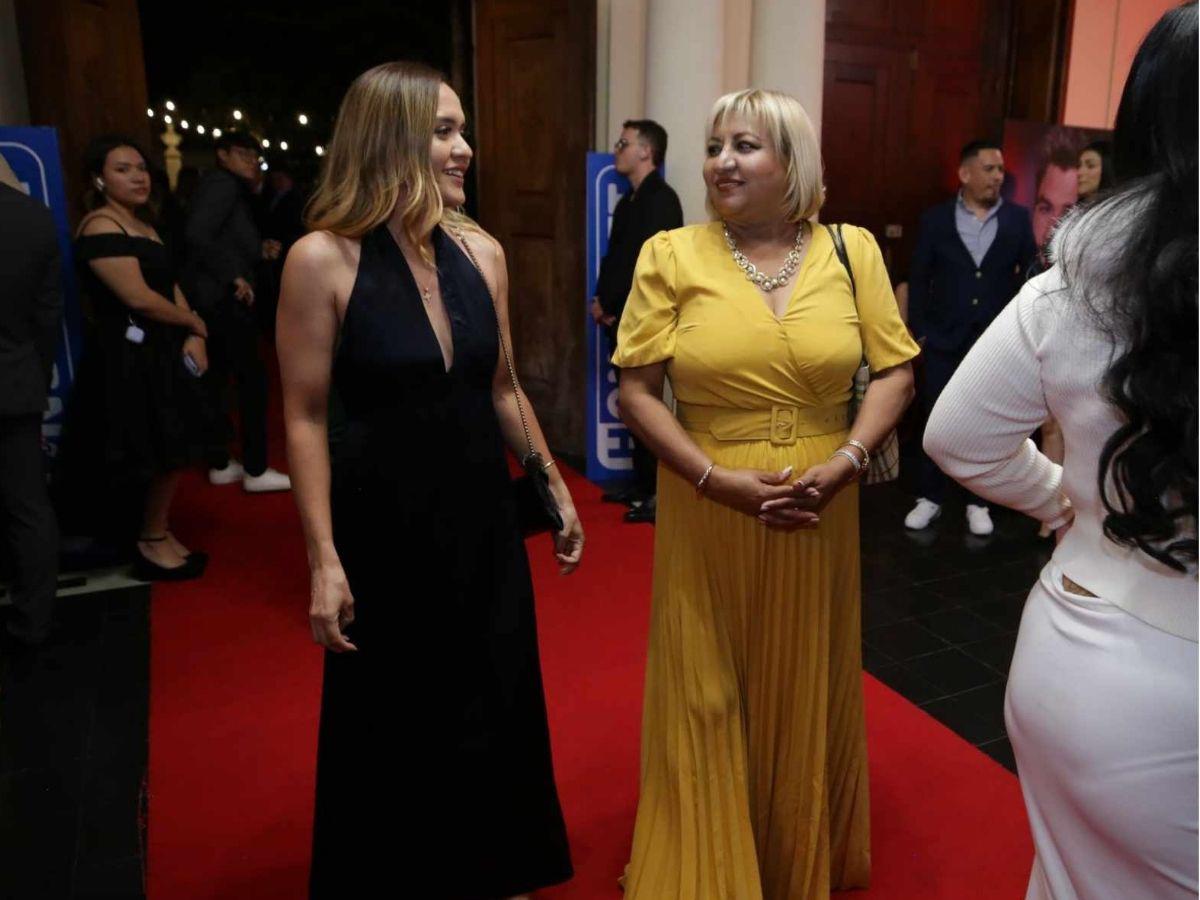 Bellezas, futbolistas y técnicos nominados: Así se vivió la previa de la gala de los Premios Diez en el Teatro Manuel Bonilla