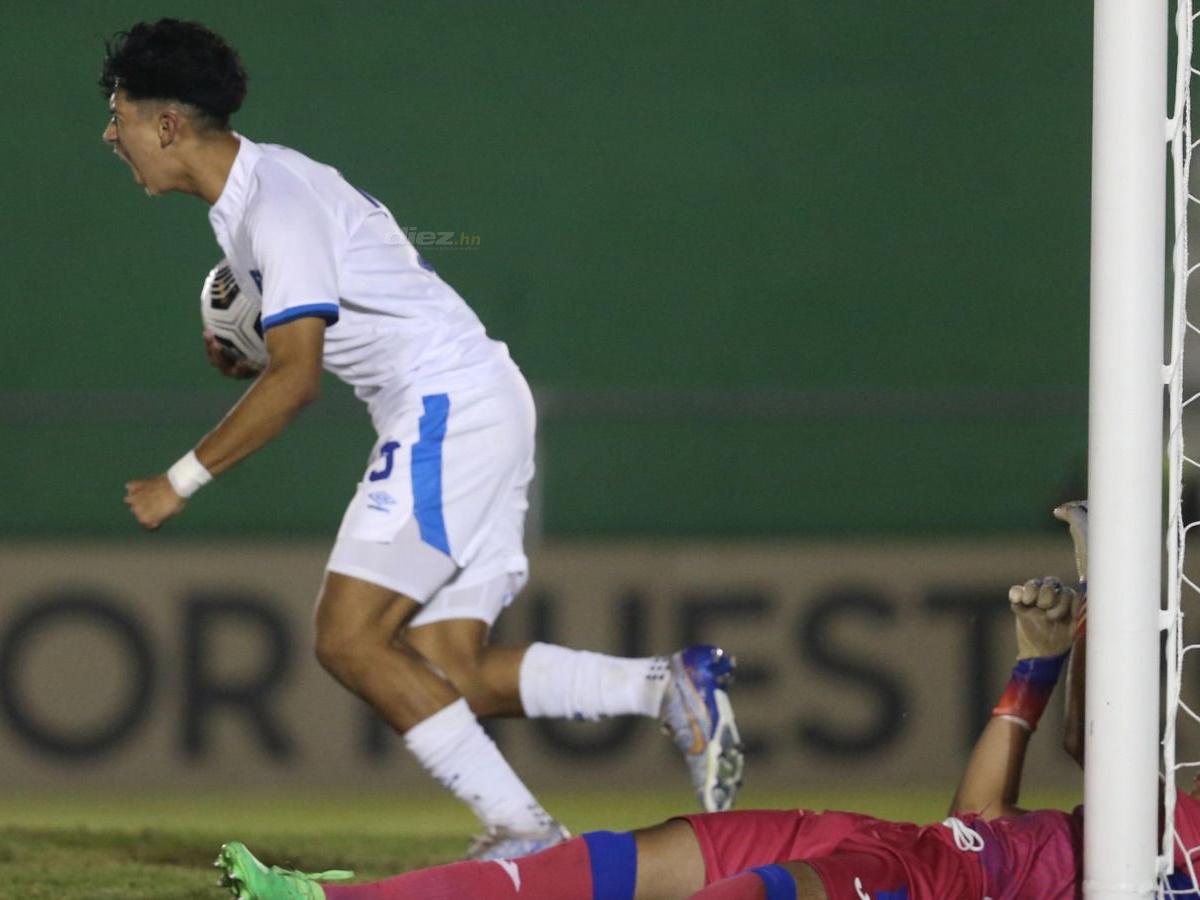 Christopher Argueta celebra su anotación contra Honduras.