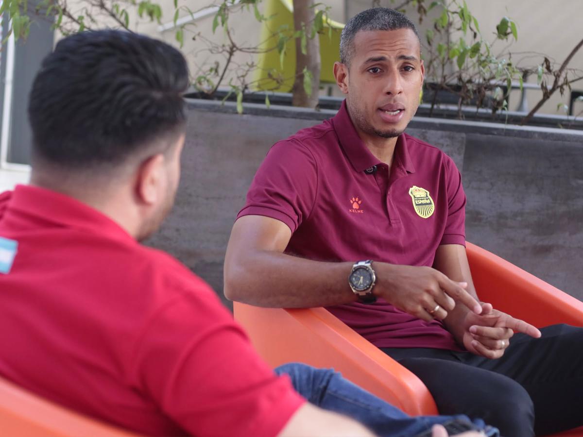 Eddie Hernández hablando en la comodidad del hotel Aloft en San Pedro Sula.