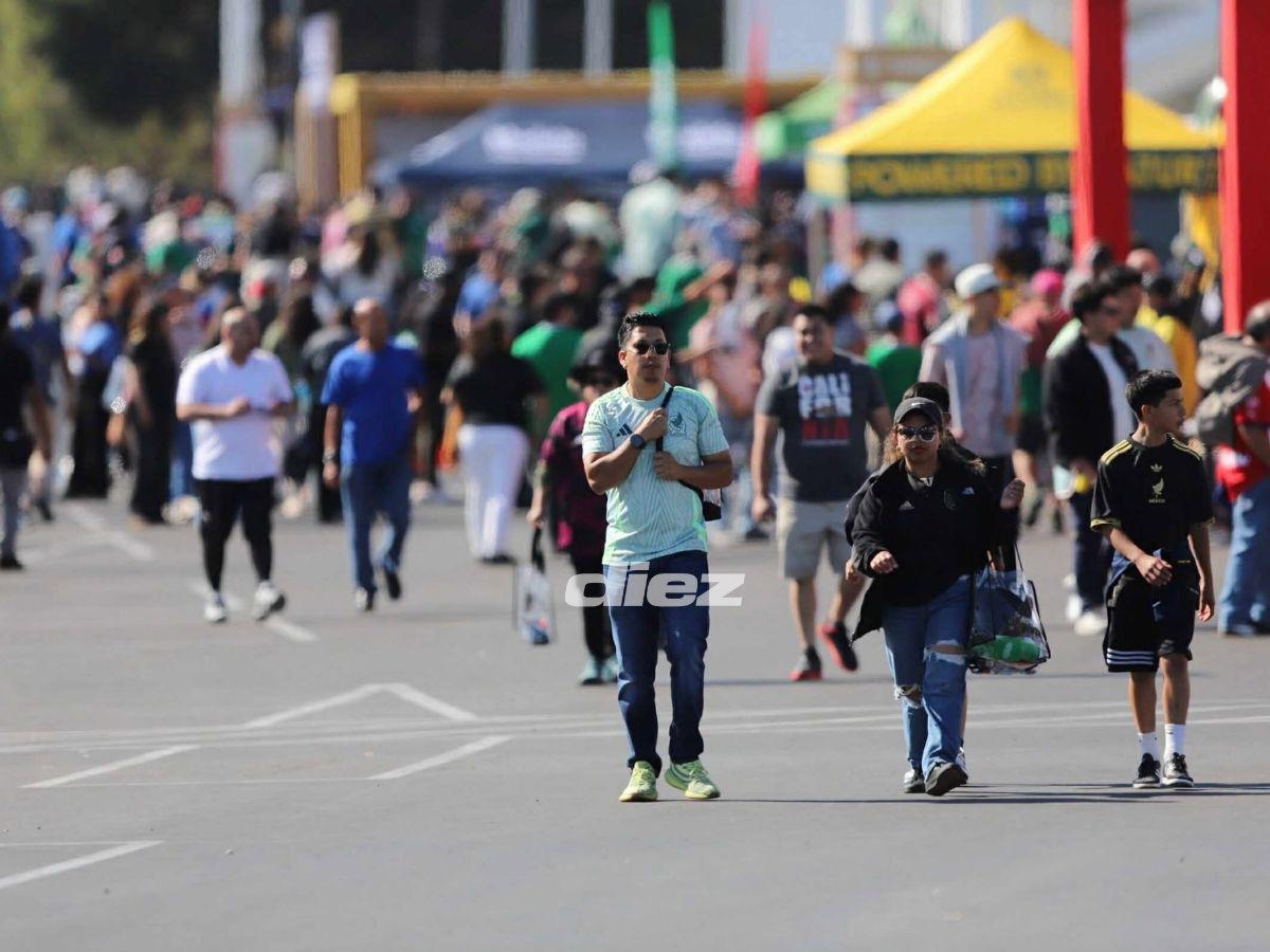 Superman hondureño sorprende, curiosa pancarta dedicada a Honduras, la guapa mexicana y, ¡no hay boletos!