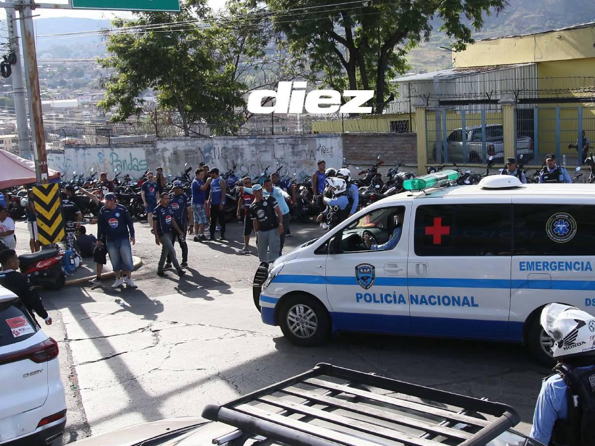Policía Nacional enfrentando a los miembros de la barra de Motagua para controlar la situación.