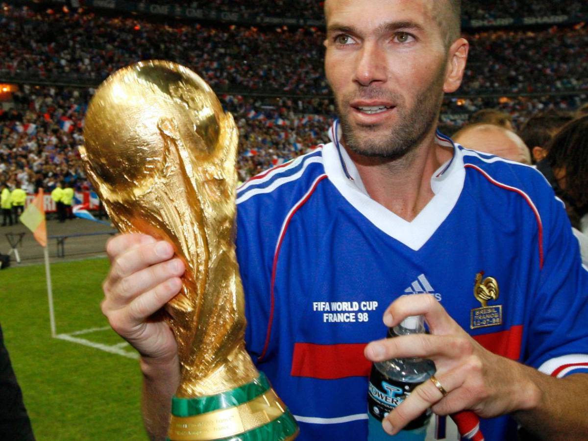Destrozan a figura de Francia: Lo pusimos en la mesa de Zidane, estábamos borrachos