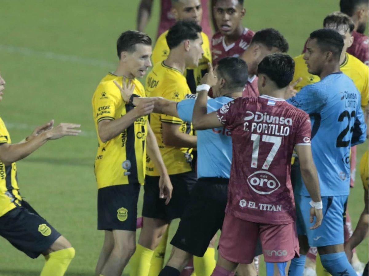 Zafarrancho entre Real España-Motagua, chica del ciclón enamora, argentino sorprende y el frío se apoderó en el Morazán