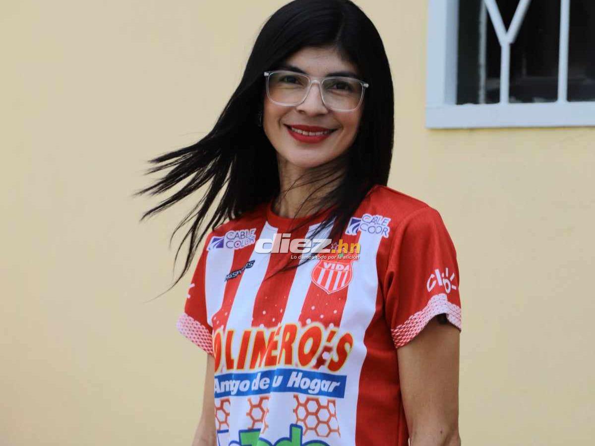 Marea Roja en La Ceiba, bellas hinchas del Vida invaden y aficionado se roba el show con extraño vestuario