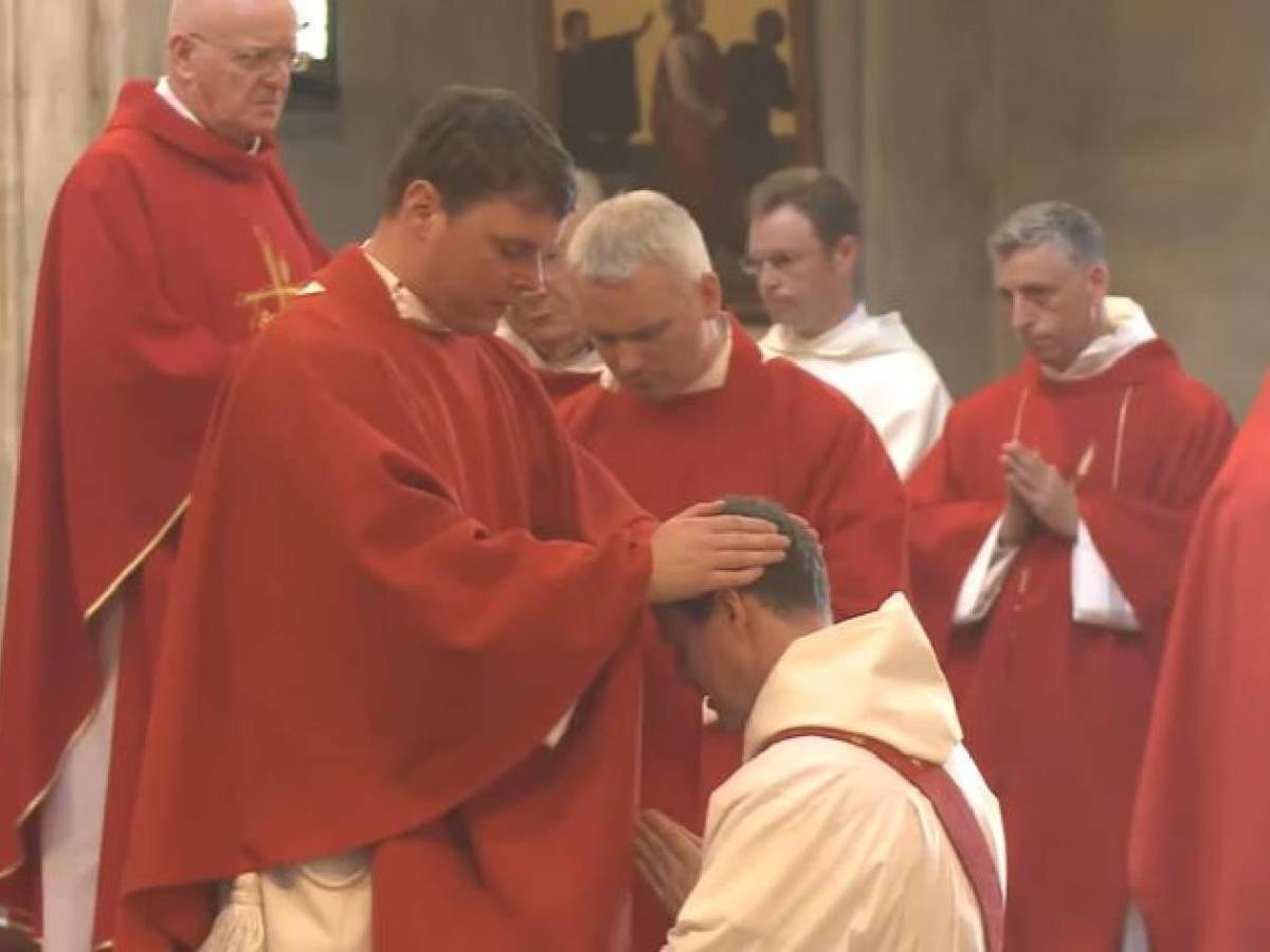 De jugar en el United a sacerdote: así cambió su vida y este fue su salario de futbolista: “a veces somos infelices”