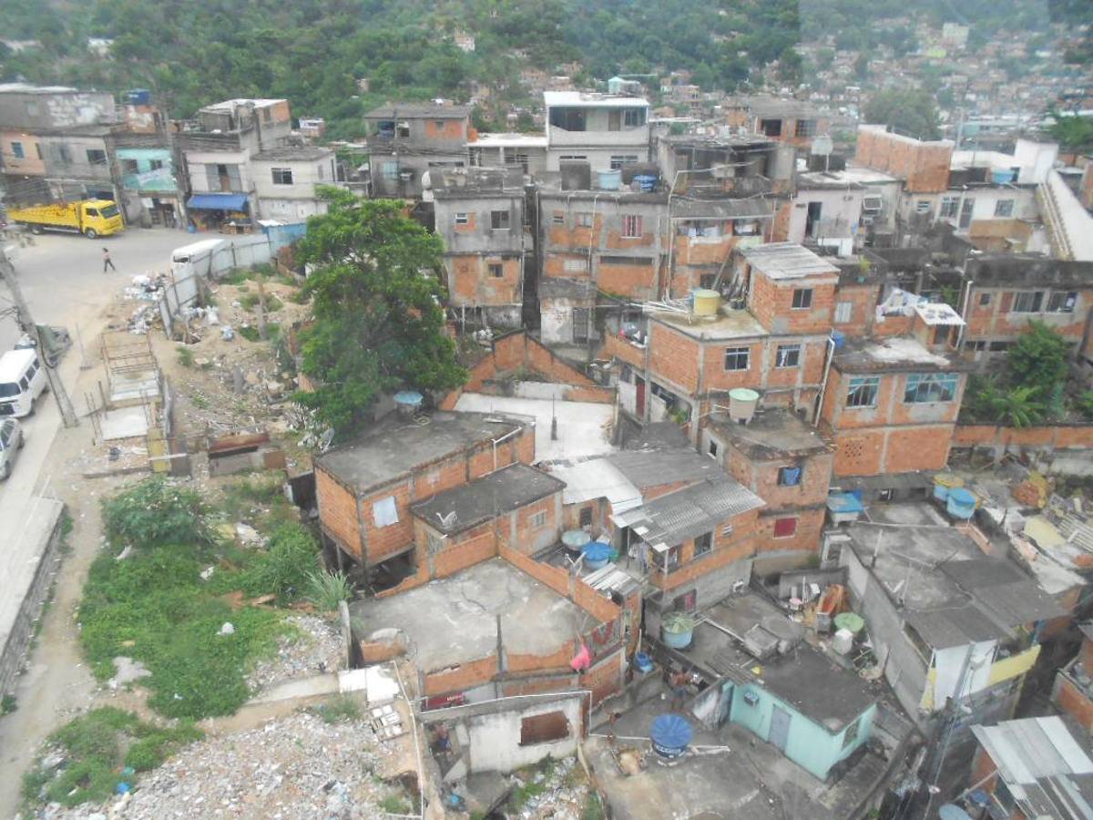 Así es Vila Cruzeiro, la favela más peligrosa de Brasil donde vive Adriano: “Veo a mi padre en cada uno de estos callejones”