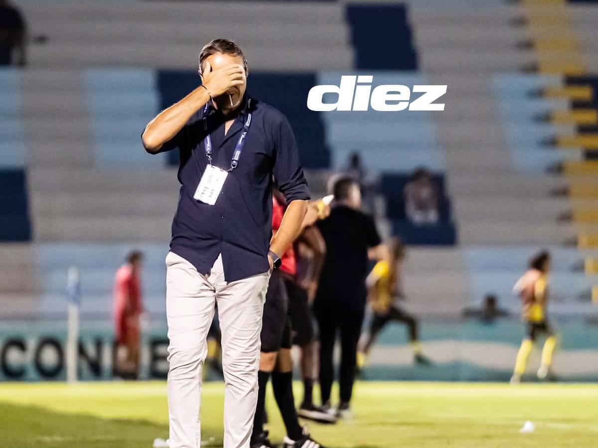 Hernán la Tota Medina, técnico de Victoria, se lamenta al conocer el gol de Choloma.