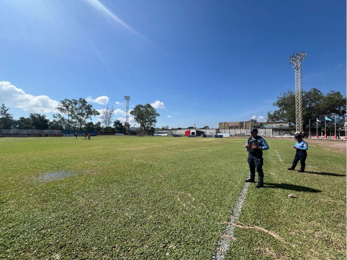 ¡Hoy se juega la finalísima de ida! Así está la grama del Estadio Roberto Martínez tras torrencial aguacero