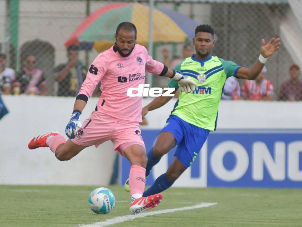 Jorlián Sánchez metiendo presión al arquero Edrick Menjívar.