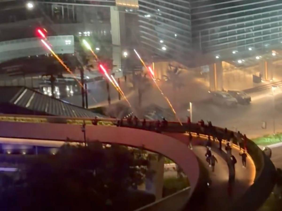 Mexicanos llevaron serenata al hotel de Inglaterra: la policía tuvo que desalojarlos