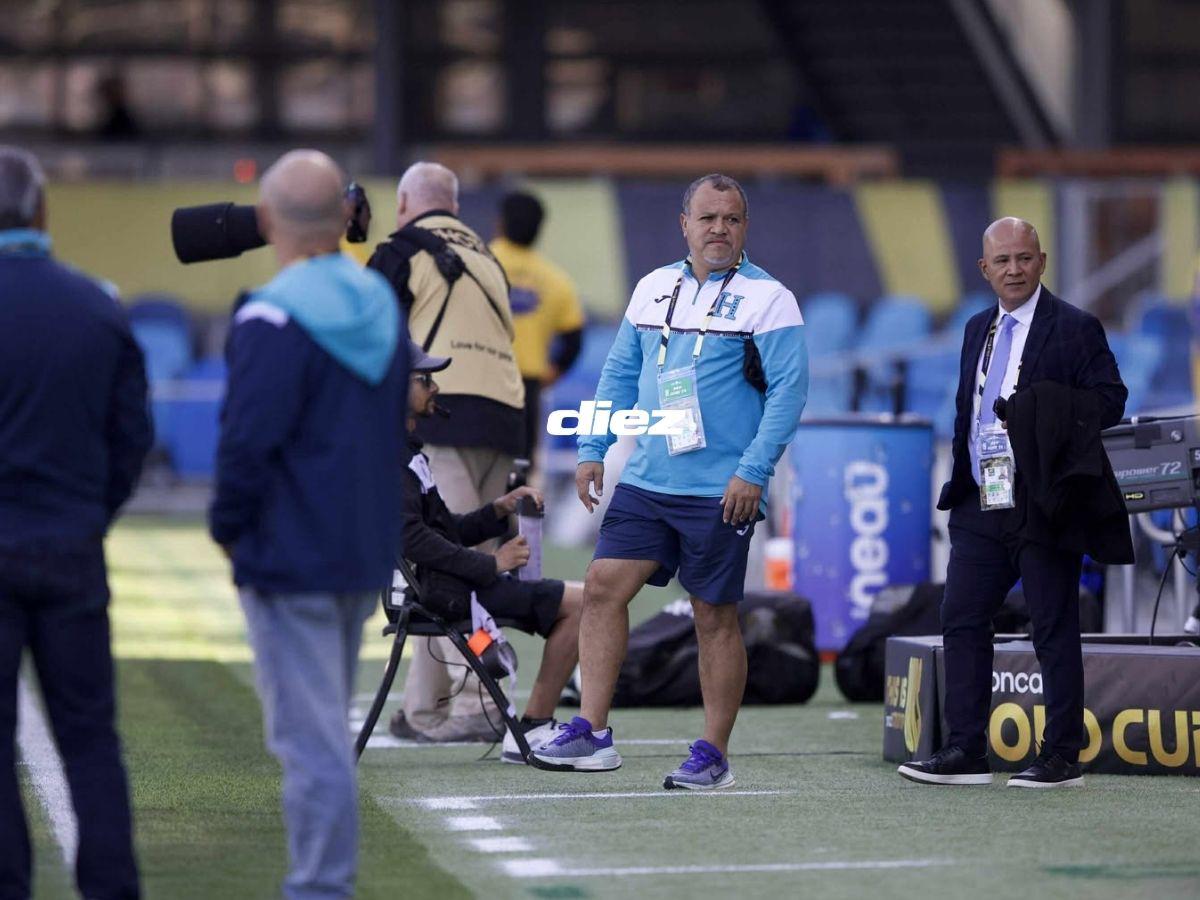 Carrazo con la bandera de Honduras, la loca pancarta, el gringo-catracho, Real España presente y la fiesta en California