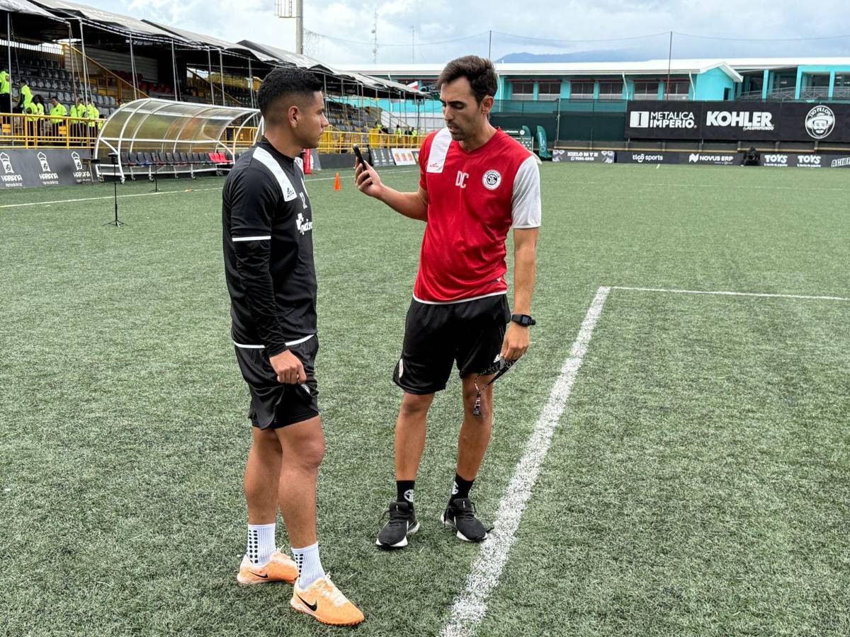 La mirada enamorada de su esposa y el tierno mensaje de su madre: así fue el primer entrenamiento de Carlos Pineda en el Sporting