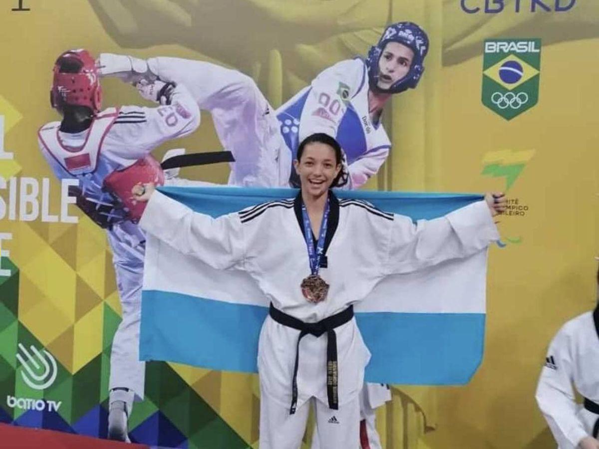¡Con bandera en alto! La taekwondista Riccy Talbott ganó medalla de bronce en torneo internacional en Brasil