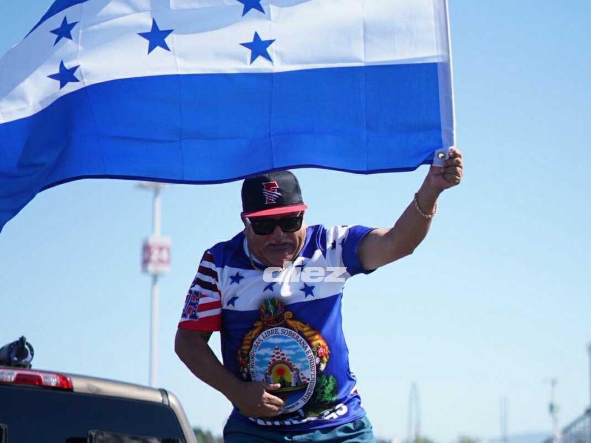 Superman hondureño sorprende, curiosa pancarta dedicada a Honduras, la guapa mexicana y, ¡no hay boletos!