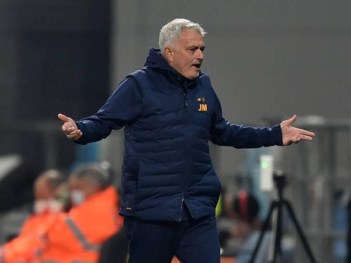 Mourinho se mostró frustrado por el empate de la Roma en casa del Sassuolo.