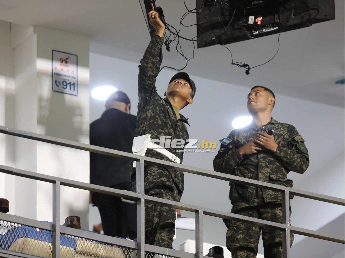 Chica de bolso rosado cautiva, las lindas hinchas del Motagua en el Nacional y novia de Auzmendi se hizo presente