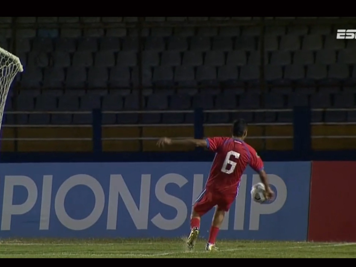 La clara mano del futbolista de Panamá que no sancionó como penal para la Bicolor en el Estadio Doroteo Flores de Guatemala.