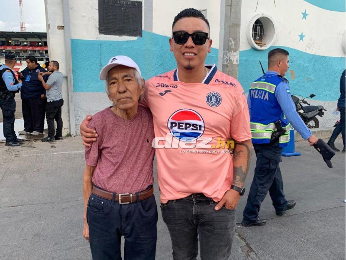 No se vio en TV: aficionadas del Motagua roban suspiros, gestazo de Auzmendi con su novia y fiesta azul en el Nacional