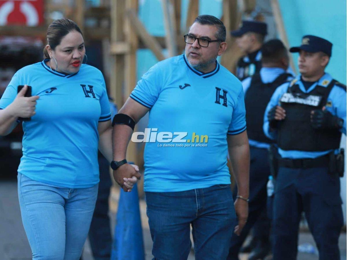 Ambientazo en el Nacional: Famosos, señor cautiva con curioso gorro y chicas enamoran en el Honduras-Jamaica