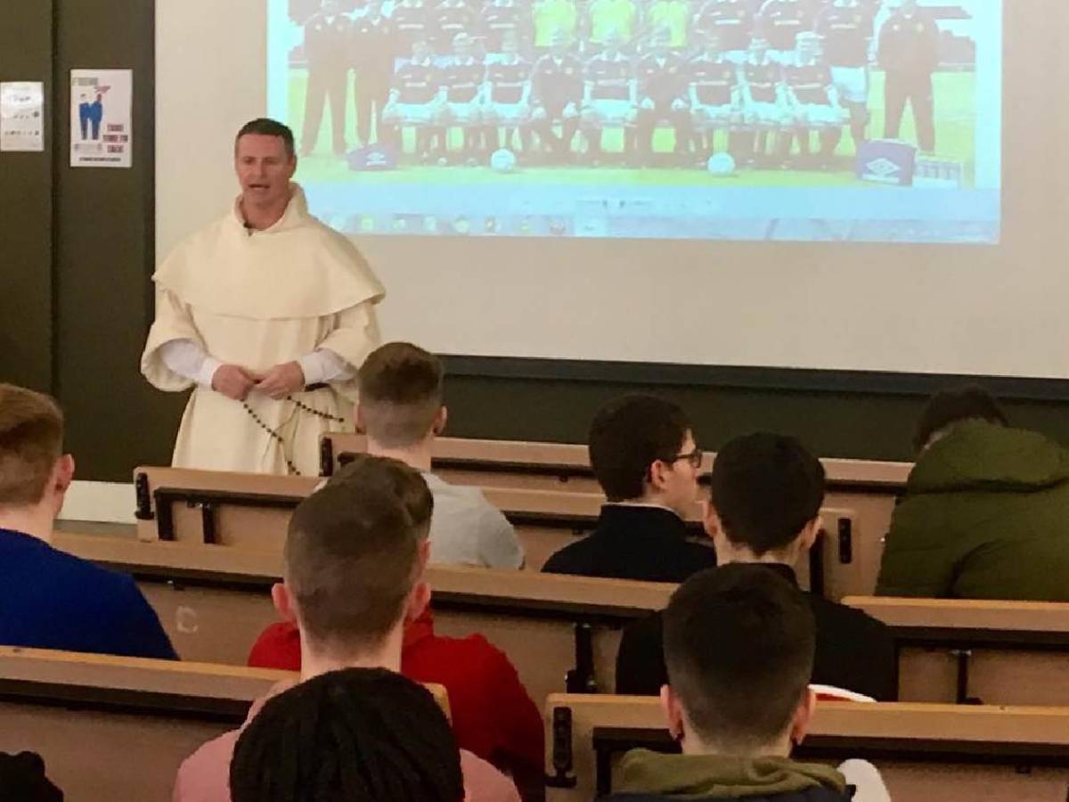 De jugar en el United a sacerdote: así cambió su vida y este fue su salario de futbolista: “a veces somos infelices”