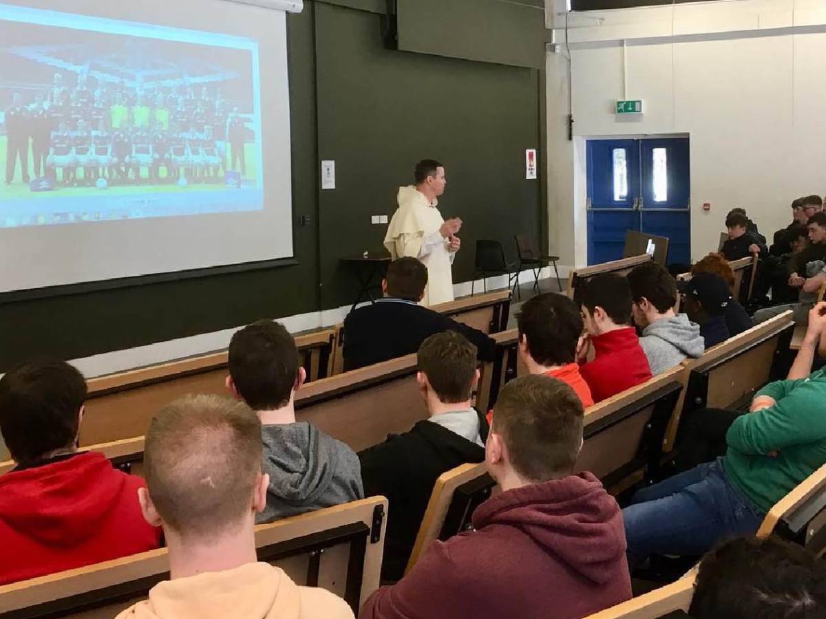 De jugar en el United a sacerdote: así cambió su vida y este fue su salario de futbolista: “a veces somos infelices”