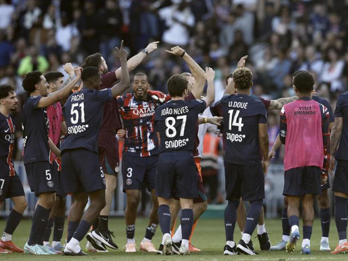Besos, fiesta y Luis Enrique por los aires: PSG conquistó la Ligue 1 y así lo festejaron en la capital