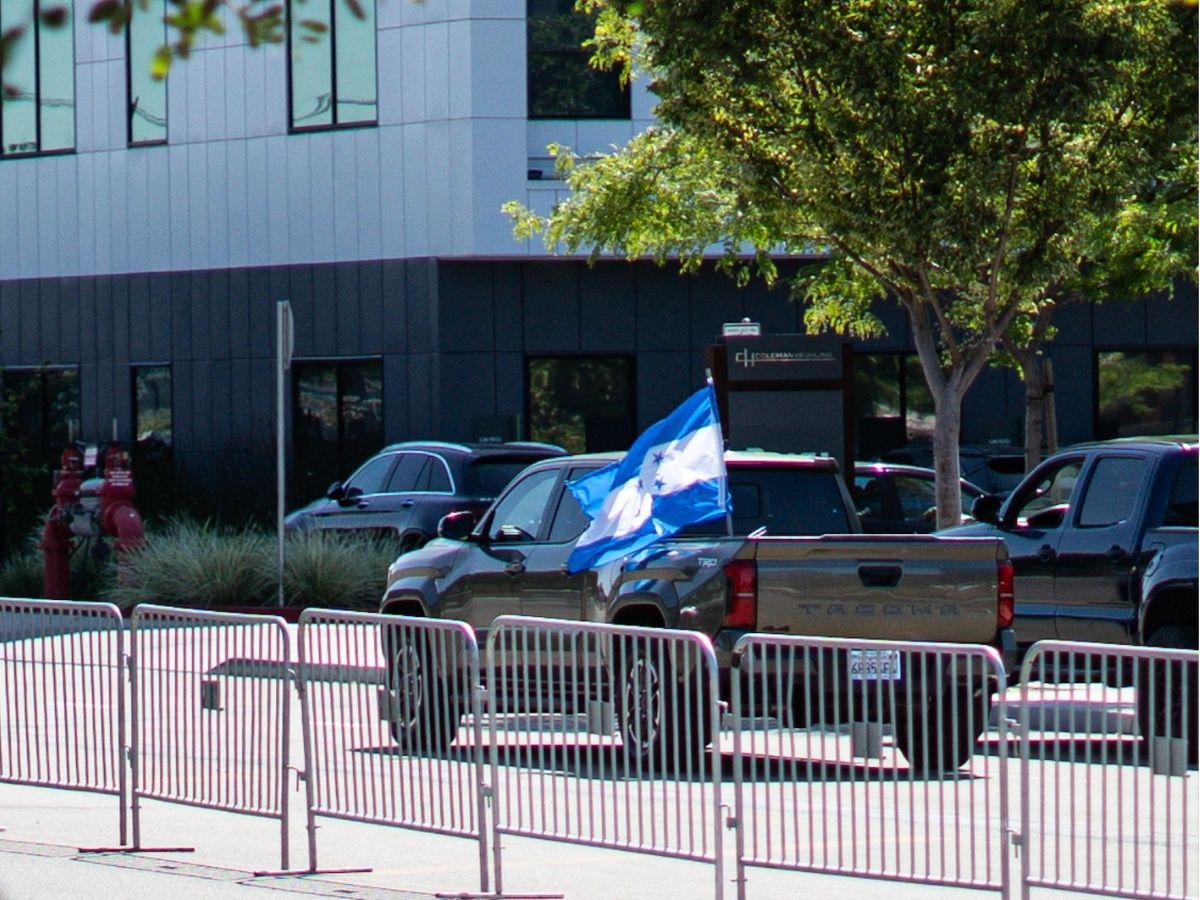 Carrazo con la bandera de Honduras, la loca pancarta, el gringo-catracho, Real España presente y la fiesta en California