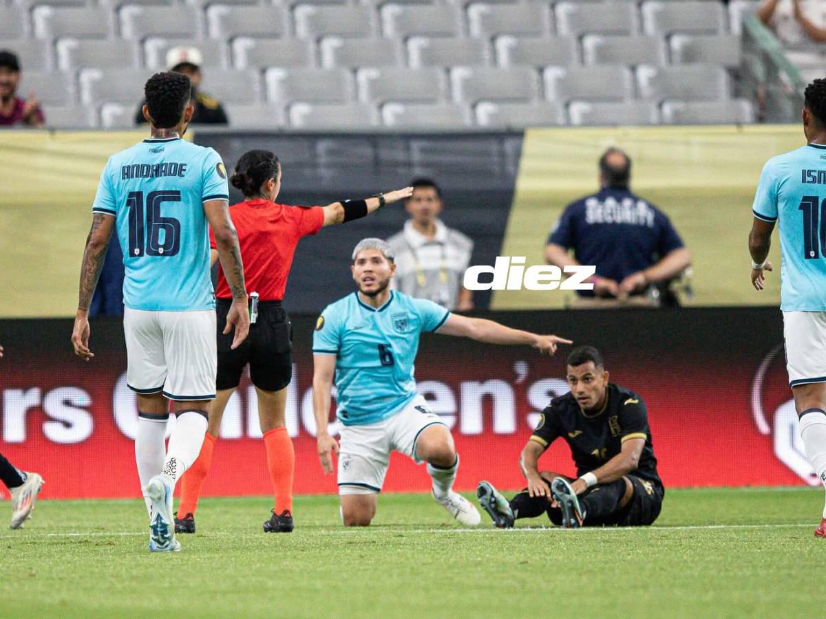 ¡Regalo infantil! Edwin Rodríguez lució muy inocente y cometió un claro penal en el Honduras vs Panamá