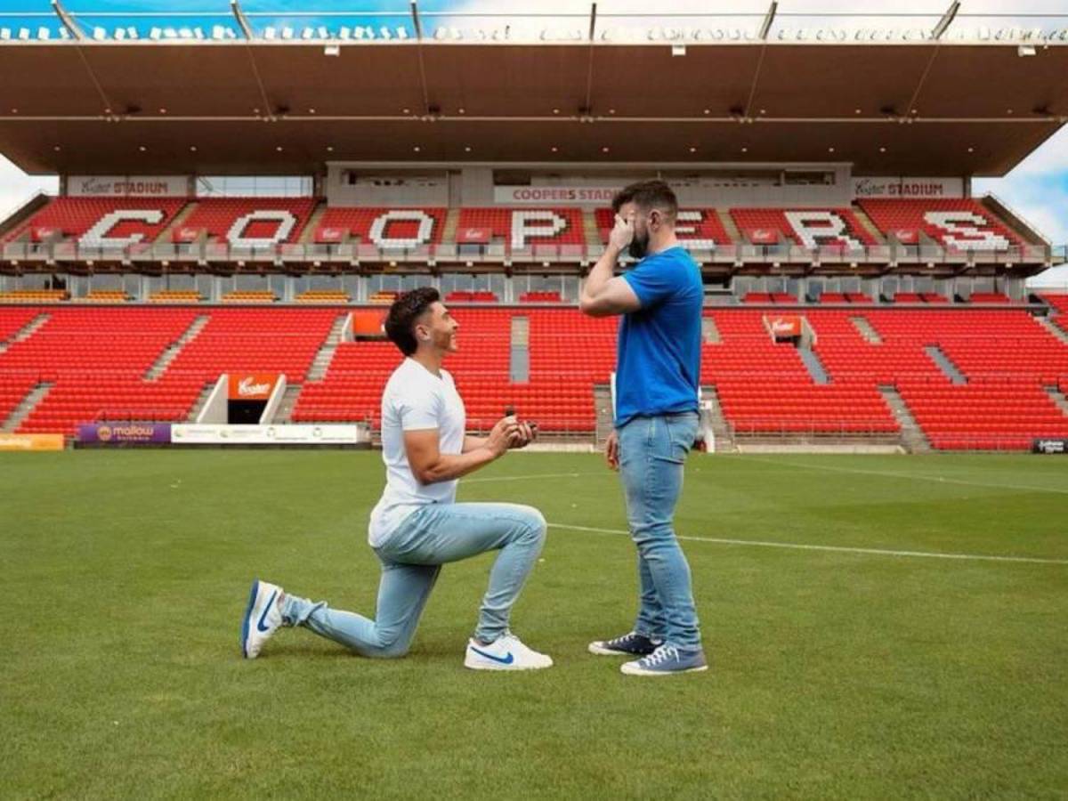 ¿Quién es? Futbolista le pide matrimonio a su novio en una cancha de fútbol; la postura de su equipo