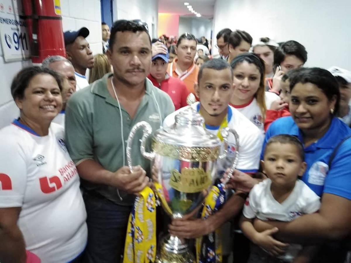 Edwin Rodríguez y la humildad de su familia... son muy unidos, apoyan en todo al volante hondureño.