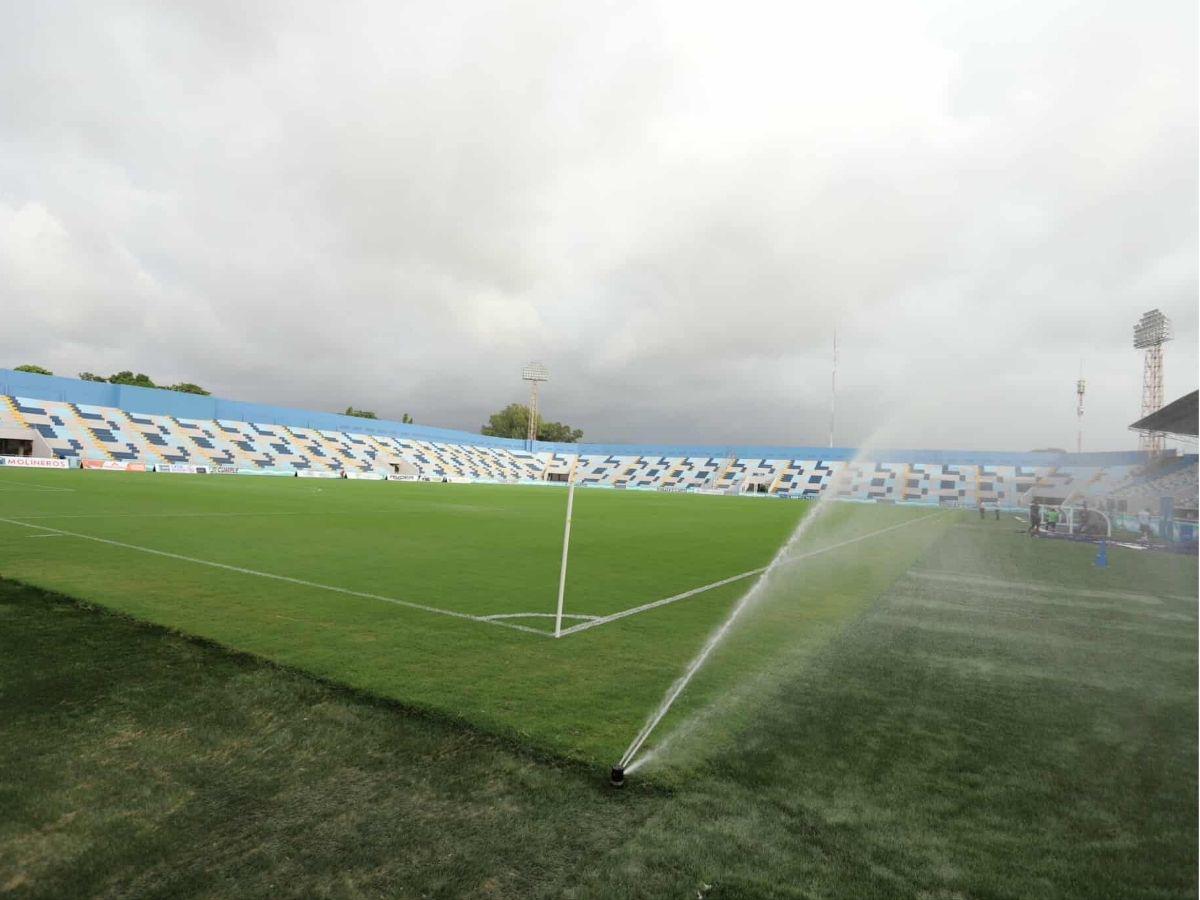 Chica de lentes enamoró, gestos tristes en Victoria tras goleada de Marathón y Messiniti con dedicatoria en La Ceiba